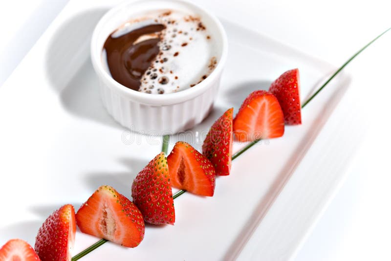 Morango No Fondue De Chocolate Imagem de Stock Imagem de vermelho