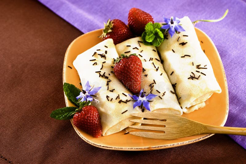 Crepes de Chocolate com Morangos fotos de stock royalty free