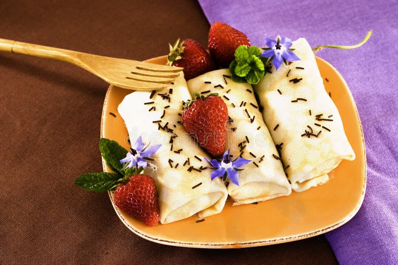 Crepes de Chocolate com Morangos foto de stock