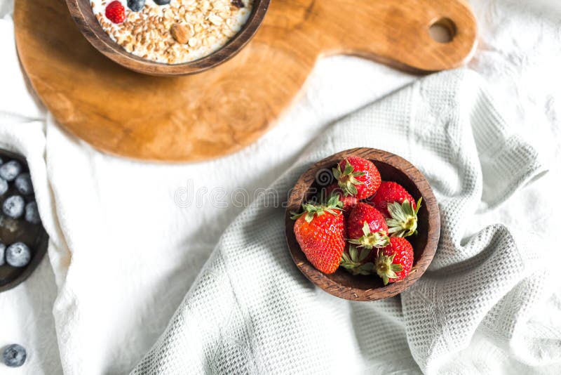 Morangos frescas em uma bacia fotos de stock royalty free