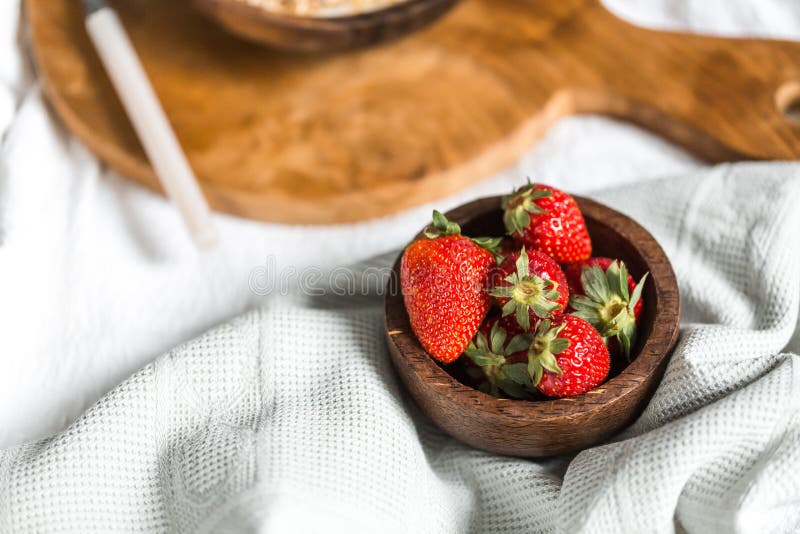Morangos frescas em uma bacia imagem de stock