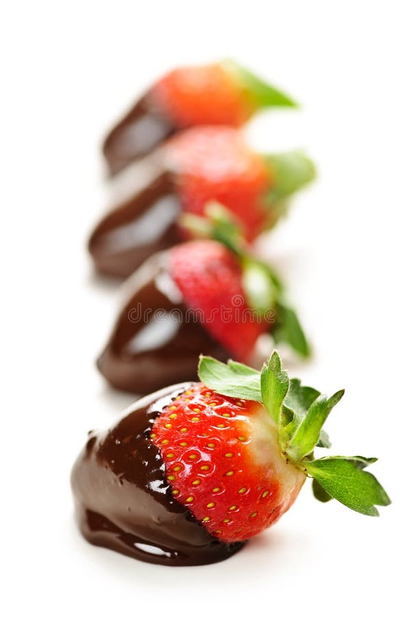 Morangos mergulhadas no chocolate foto de stock Morangos mergulhadas no chocolate foto de stock
