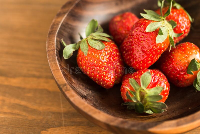 Morangos na bacia de madeira foto de stock