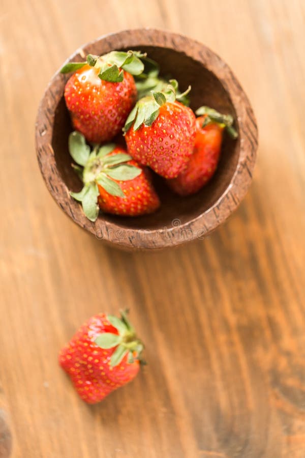 Morangos na bacia de madeira fotografia de stock