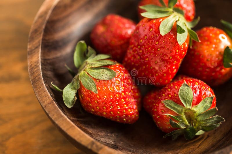 Morangos na bacia de madeira fotos de stock