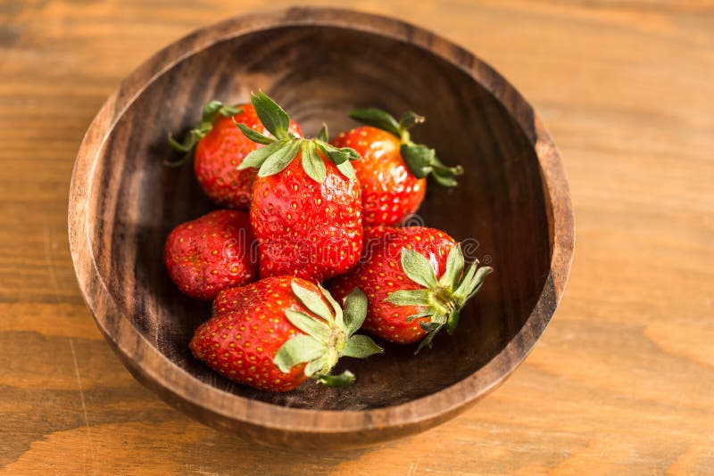 Morangos na bacia de madeira foto de stock
