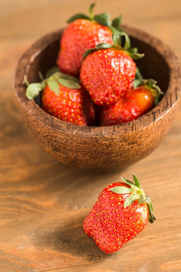 Morangos na bacia de madeira fotos de stock