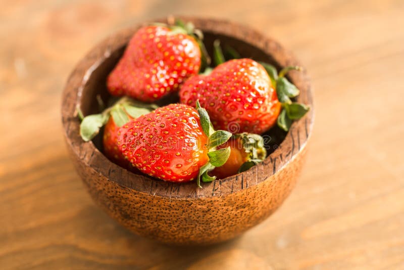 Morangos na bacia de madeira imagens de stock