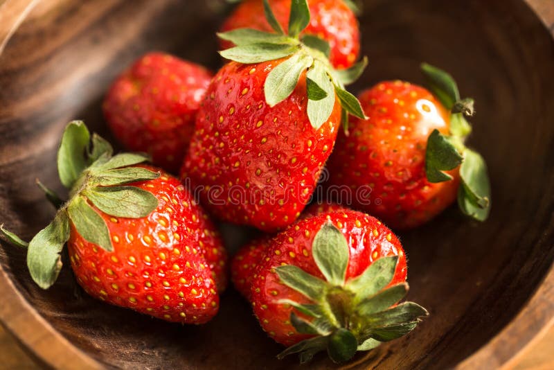 Morangos na bacia de madeira fotografia de stock