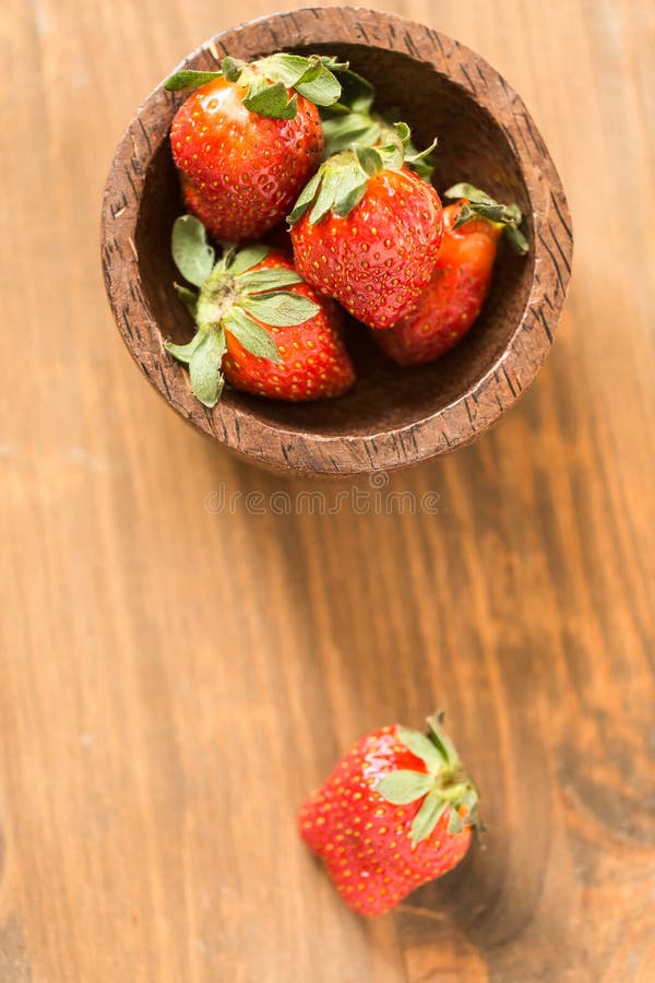 Morangos na bacia de madeira fotografia de stock
