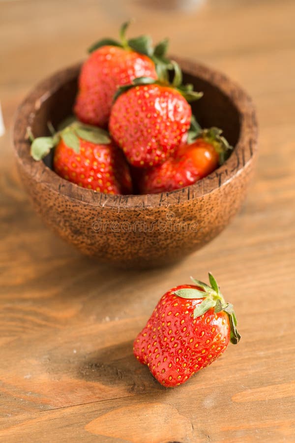 Morangos na bacia de madeira imagem de stock royalty free