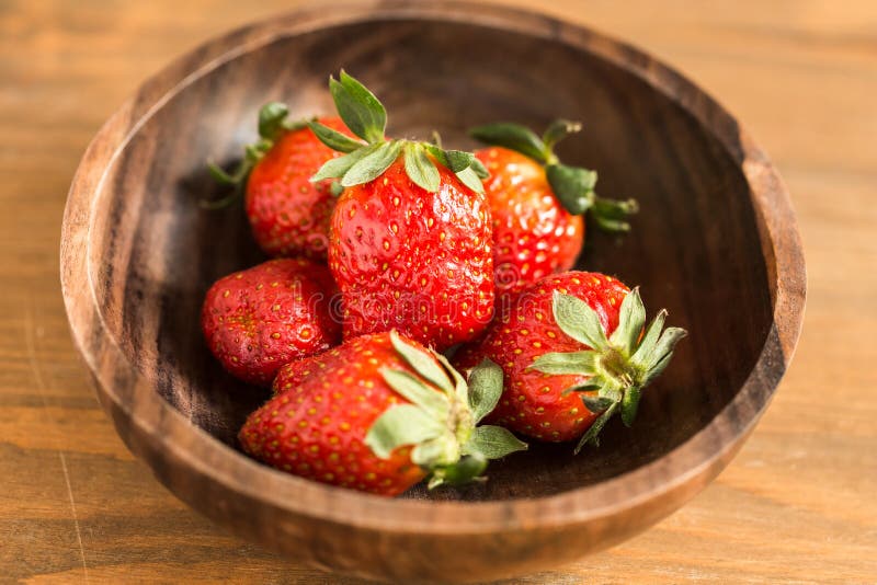 Morangos na bacia de madeira imagem de stock royalty free