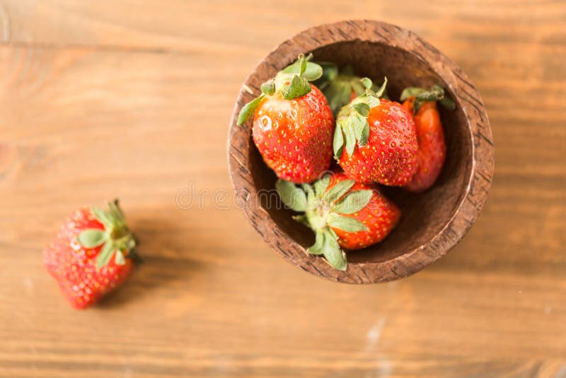 Morangos na bacia de madeira fotos de stock royalty free