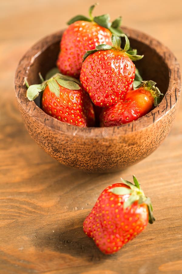Morangos na bacia de madeira imagem de stock