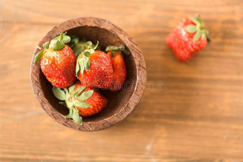 Morangos na bacia de madeira fotografia de stock