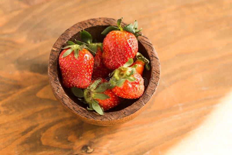 Morangos na bacia de madeira fotografia de stock royalty free