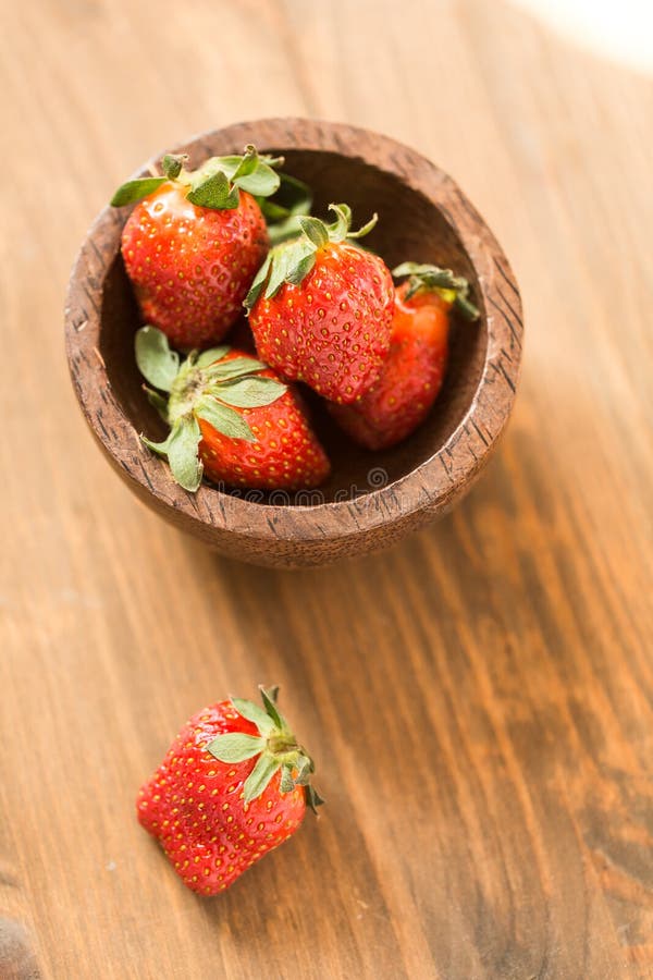 Morangos na bacia de madeira foto de stock royalty free