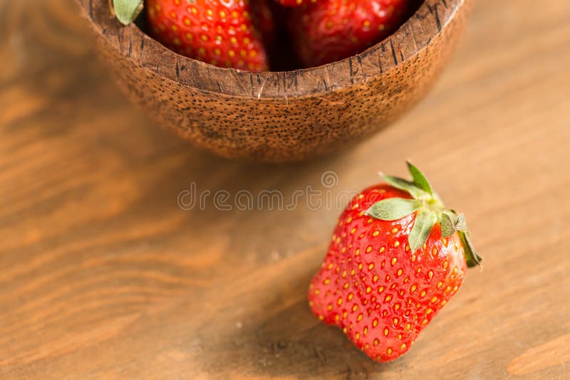 Morangos na bacia de madeira imagens de stock royalty free