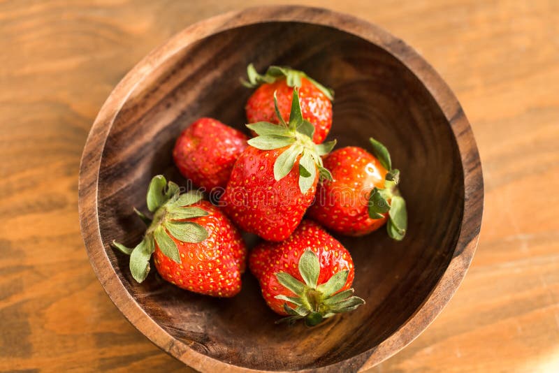 Morangos na bacia de madeira fotografia de stock royalty free