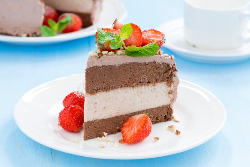 morceau de gâteau de chocolat de trois couches avec les fraises fraîches photo stock morceau de gâteau de chocolat de trois couches avec les fraises fraîches photo stock