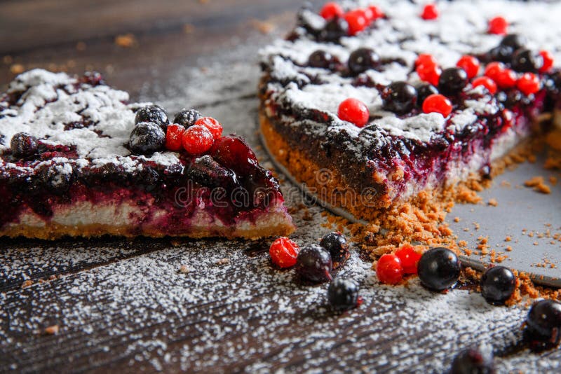 Morceau de gâteau fait maison de baie sur le fond en bois photographie stock libre de droits Morceau de gâteau fait maison de baie sur le fond en bois photographie stock libre de droits