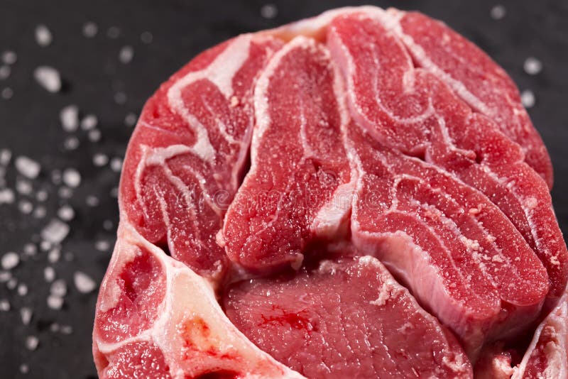 Morceau de la jambe fraîche crue de boeuf, une partie plus inférieure de patte antérieure du ` s de vache images libres de droits Morceau de la jambe fraîche crue de boeuf, une partie plus inférieure de patte antérieure du ` s de vache images libres de droits