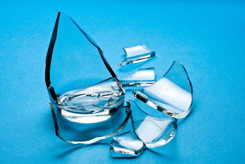Verre cassé photo stock. Image du morceaux, nã©gligence 30195606