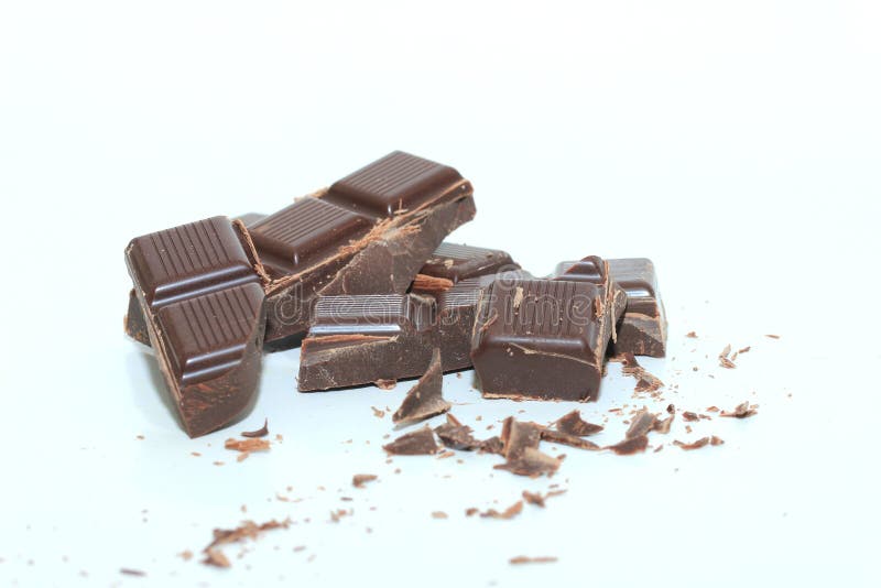Morceaux d'une barre de chocolat foncée photo stock Morceaux d'une barre de chocolat foncée photo stock