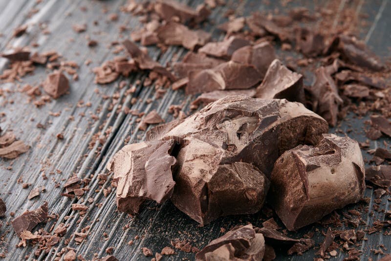 Morceaux de chocolat sur un fond foncé images libres de droits Morceaux de chocolat sur un fond foncé images libres de droits