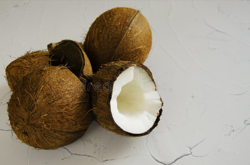 Morceaux de noix de coco sur le fond blanc, configuration plate, vue supérieure images stock Morceaux de noix de coco sur le fond blanc, configuration plate, vue supérieure images stock