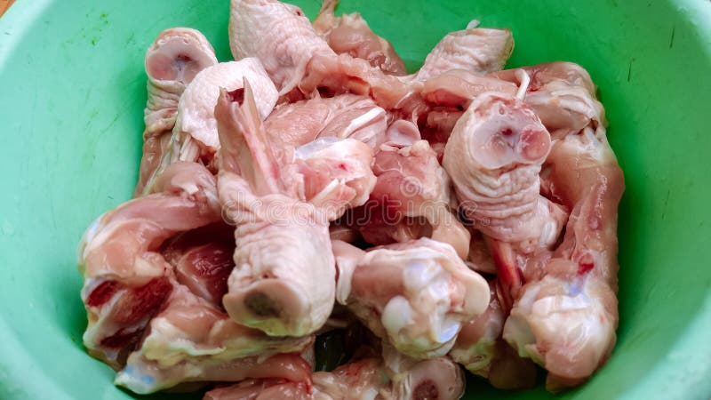 Morceaux de poulet dans un bol vert vif. photos libres de droits