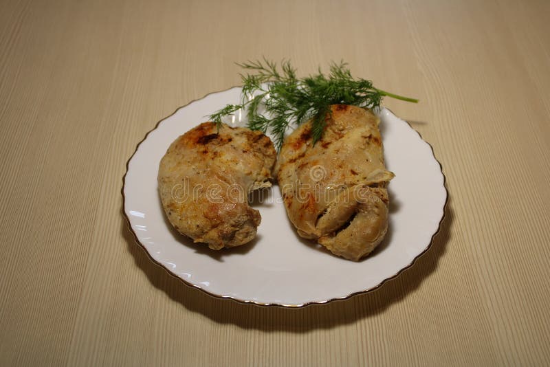 Morceaux frits de poulet dans un plat sur la table images stock Morceaux frits de poulet dans un plat sur la table images stock