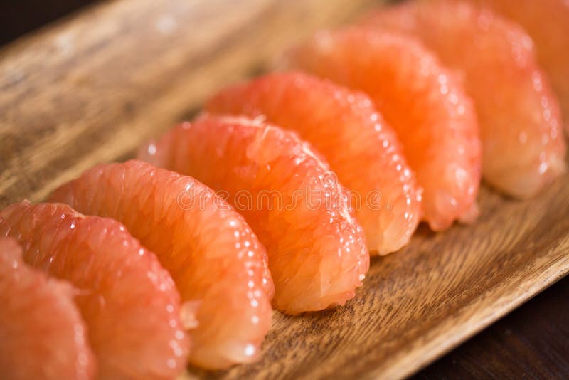 Morceaux juteux de pamplemousse dans une cuvette image libre de droits