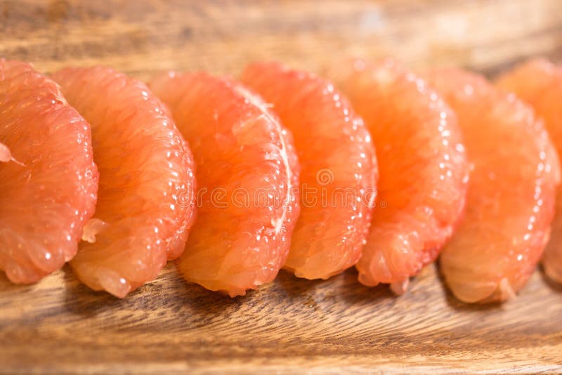 Morceaux juteux de pamplemousse dans une cuvette photo libre de droits