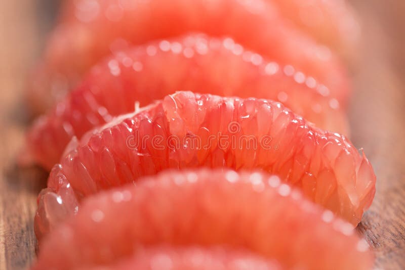 Morceaux juteux de pamplemousse dans une cuvette images libres de droits
