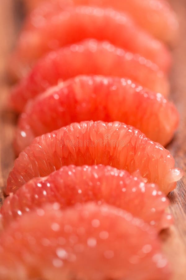 Morceaux juteux de pamplemousse dans une cuvette images libres de droits