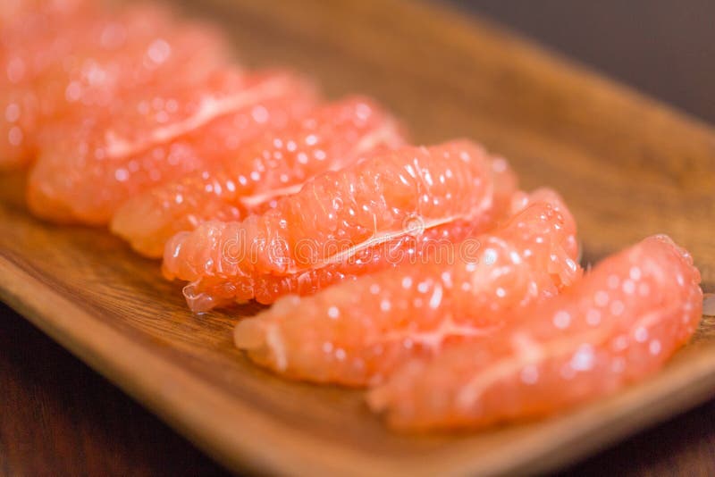 Morceaux juteux de pamplemousse dans une cuvette photographie stock libre de droits