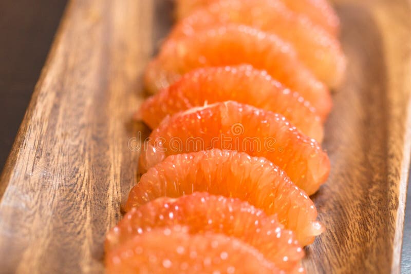 Morceaux juteux de pamplemousse dans une cuvette images libres de droits