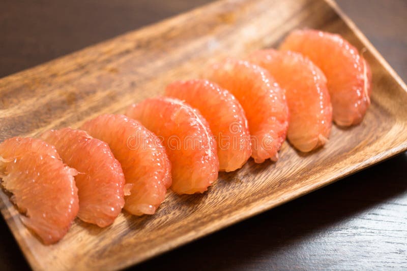 Morceaux juteux de pamplemousse dans une cuvette photographie stock libre de droits