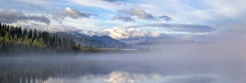 Morchua Lac-Mt. Edziza photo stock Morchua Lac-Mt. Edziza photo stock