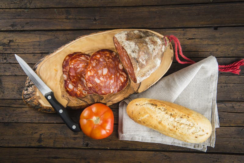 Morcon, una salsiccia spagnola con pane ed il pomodoro fotografia stock libera da diritti Morcon, una salsiccia spagnola con pane ed il pomodoro fotografia stock libera da diritti