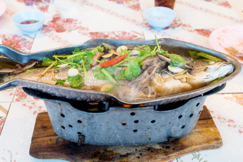 Mordedores cocidos al vapor con la salsa de soja, comida tailandesa fotografía de archivo Mordedores cocidos al vapor con la salsa de soja, comida tailandesa fotografía de archivo