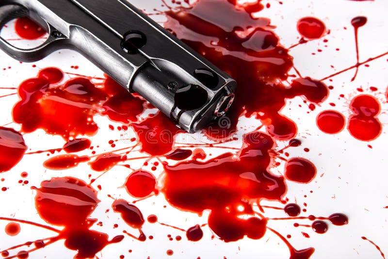 Morderstwa pojęcie - pistolet z krwią na białym tle zdjęcie stock Morderstwa pojęcie - pistolet z krwią na białym tle zdjęcie stock