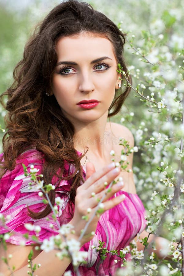 Morena agradável pensativa imagens de stock