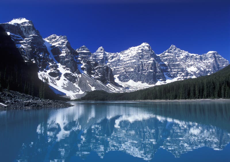Morena jezioro, dolina Dziesięć szczytów, Banff park narodowy, Alberta, Kanada zdjęcie stock