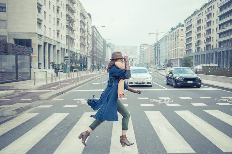 Uma jovem morena deslumbrante a posar nas ruas da cidade foto de stock