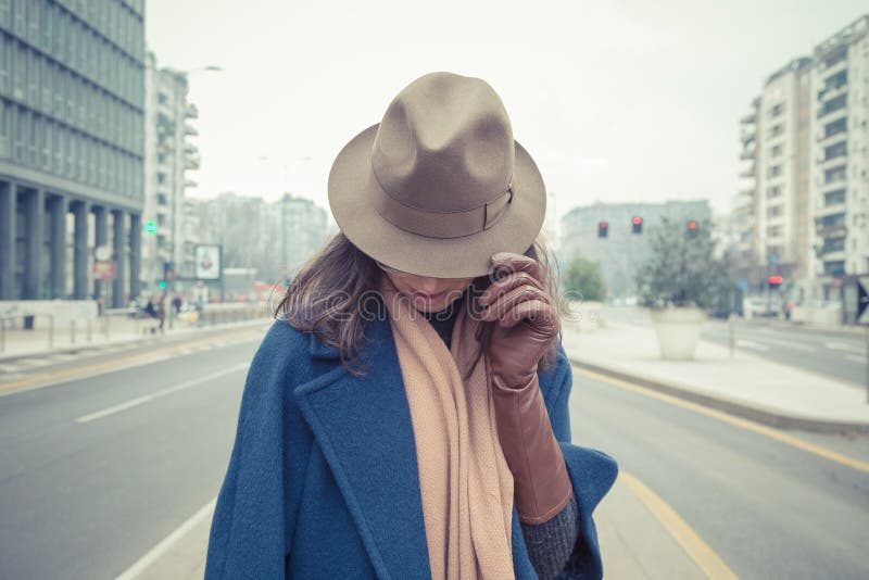 Jovem morena deslumbrante a posar nas ruas da cidade foto de stock royalty free