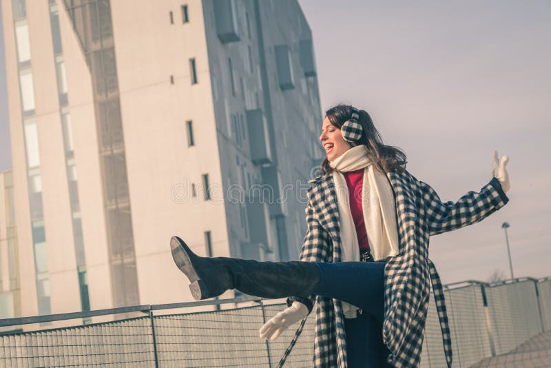 Jovem morena deslumbrante a posar nas ruas da cidade fotos de stock royalty free