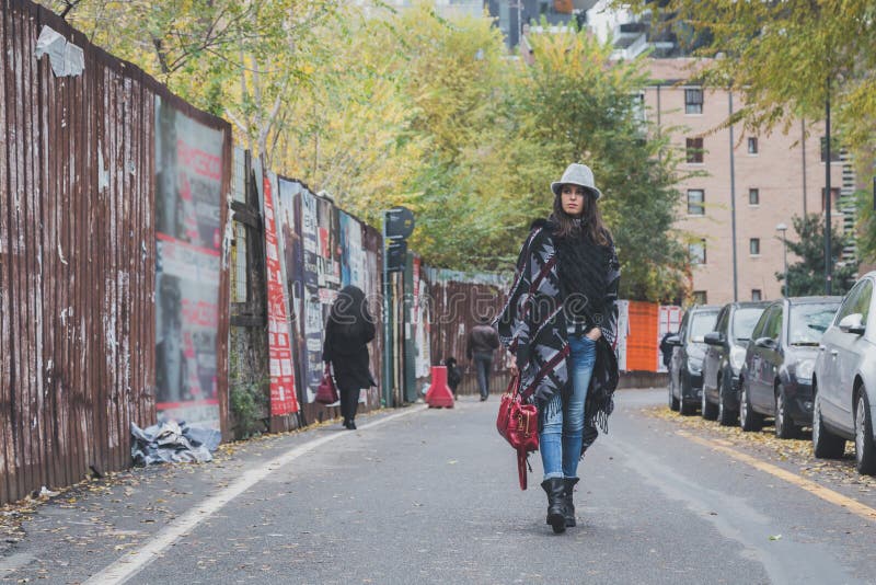 Uma jovem morena deslumbrante a posar nas ruas da cidade fotos de stock royalty free