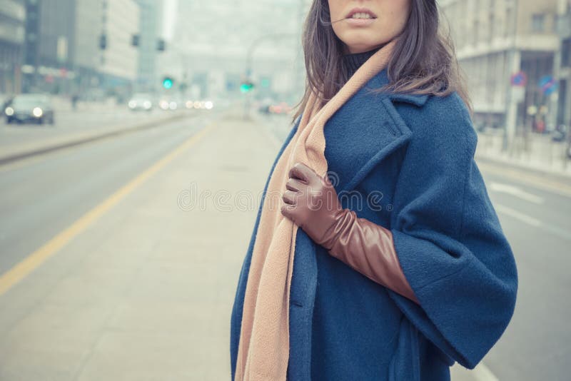 Uma jovem morena deslumbrante a posar nas ruas da cidade fotos de stock royalty free